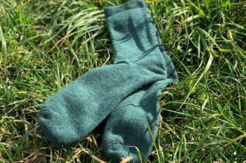 Woolpower Socks 400 in Forest Green auf dem Rasen